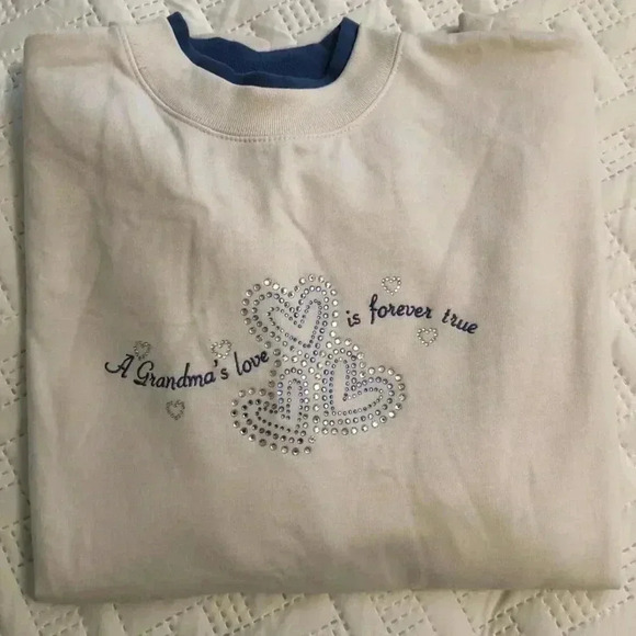 M&C Sportswear Sweatshirt Embroidered "A Grandma’s Love Is Forever‎ True” L - Picture 7 of 7